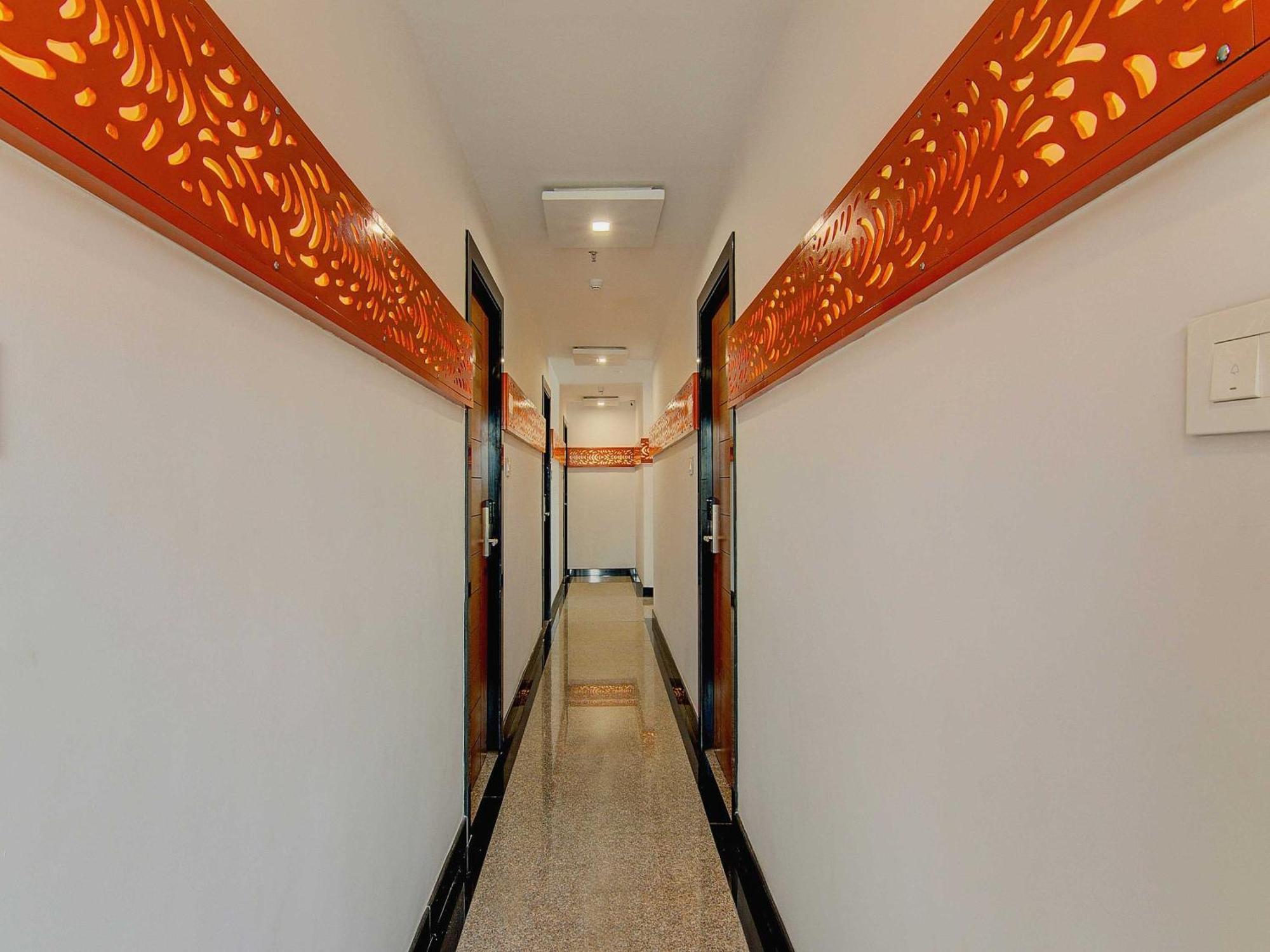Capital O Pratibha Grand Hotel